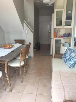 Uma área de estar em Apartamento Duplex em Itapema a 250 metros do mar