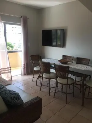 Uma televisão e/ou sistema de entretenimento em Apartamento Duplex em Itapema a 250 metros do mar