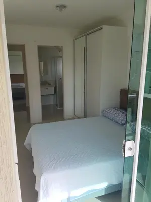 Uma cama ou camas num quarto em Apto Queen D'Arte Bombinhas