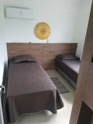 Uma cama ou camas num quarto em Apto Queen D'Arte Bombinhas