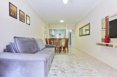 A planta de 1107 Apto Econômico y confortável sobre Avenida Principal de Bombinhas.