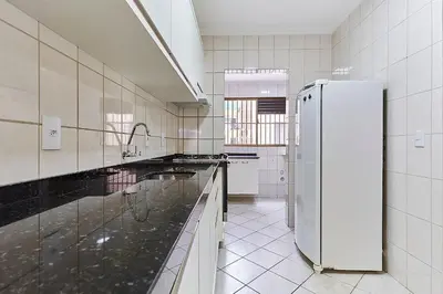 A planta de 1107 Apto Econômico y confortável sobre Avenida Principal de Bombinhas.