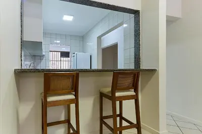 A planta de 1107 Apto Econômico y confortável sobre Avenida Principal de Bombinhas.