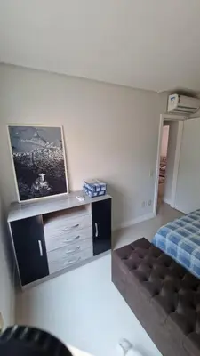 Uma cama ou camas num quarto em Bombinhas - apto praia de Bombas