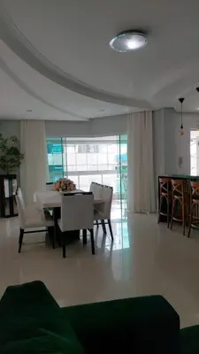 Uma área de estar em Apartamento em Meia Praia - Quadra Mar 3 Dormitórios 2 Suites