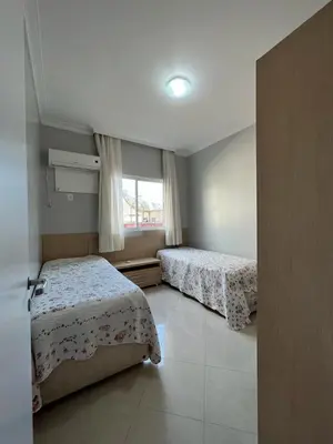 Uma cama ou camas num quarto em Apartamento em Meia Praia - Quadra Mar 3 Dormitórios 2 Suites