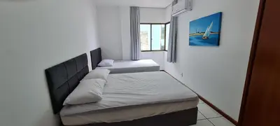 Uma cama ou camas num quarto em Apto em prédio frente ao mar, Meia Praia Itapema, linda vista, 3 dormitórios