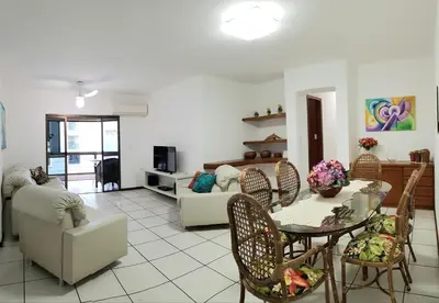 Uma área de estar em Apto em prédio frente ao mar, Meia Praia Itapema, linda vista, 3 dormitórios