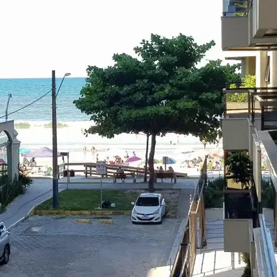 Apto em prédio frente ao mar