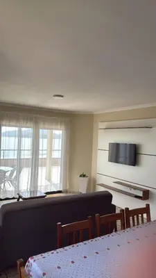 Uma televisão e/ou sistema de entretenimento em Cobertura Frente Mar