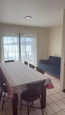Uma área de estar em Apto Frente Mar
