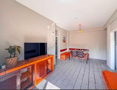 Uma televisão e/ou sistema de entretenimento em Pousada Vila Del Mare - Frente Praia