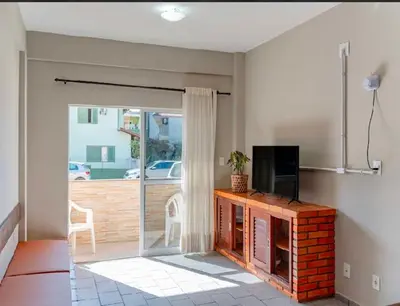 Uma televisão e/ou sistema de entretenimento em Pousada Vila Del Mare - Frente Praia
