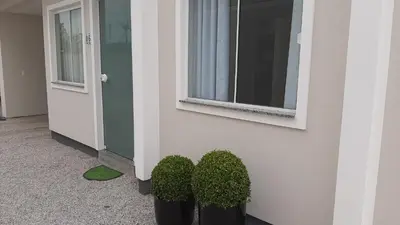 Um jardim no exterior de Pousada Tijucas