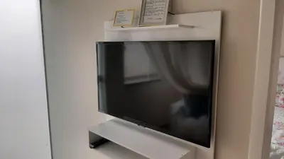 Uma televisão e/ou sistema de entretenimento em Pousada Tijucas