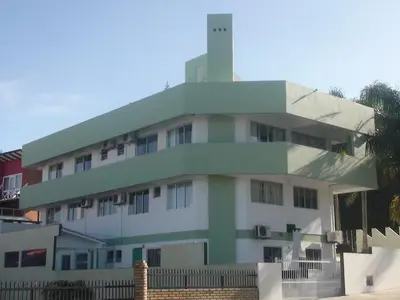 O edifício onde o apartamento está situado