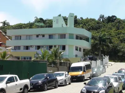 O edifício onde o apartamento está situado