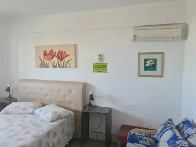 Uma cama ou camas num quarto em PRAIA 4 ILHAS Apartamento 1 Quarto a 50M da Praia