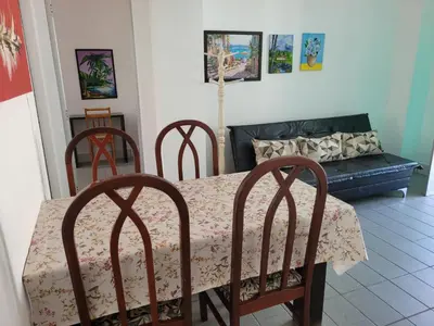 Uma área de estar em PRAIA DE 4 ILHAS Apartamento 2 Quartos 50M da Praia Com Vista