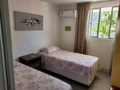 Uma cama ou camas num quarto em PRAIA DE 4 ILHAS Apartamento 2 Quartos 50M da Praia Com Vista