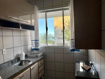 A cozinha ou kitchenette de PRAIA DE 4 ILHAS Apartamento 2 Quartos 50M da Praia Com Vista