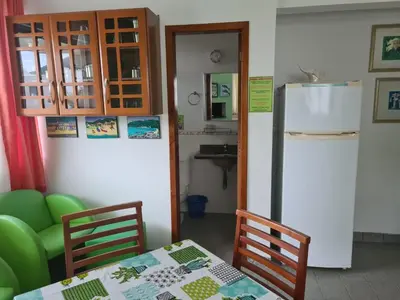 A cozinha ou kitchenette de PRAIA DE 4 ILHAS Apartamento De 1 Quarto a 50M Praia Com Vista