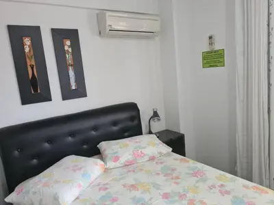 Uma cama ou camas num quarto em PRAIA DE 4 ILHAS Apartamento De 1 Quarto a 50M Praia Com Vista