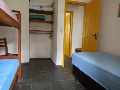 Uma cama ou camas num quarto em CONDOMINIO COLONIAL APARTAMENTOS 150M DA PRAIA