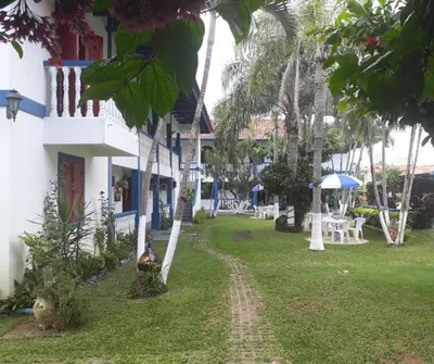Um jardim no exterior de CONDOMINIO COLONIAL APARTAMENTOS 150M DA PRAIA