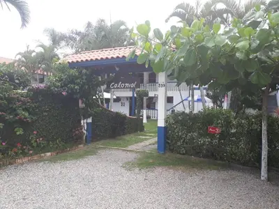 Um jardim no exterior de CONDOMINIO COLONIAL APARTAMENTOS 150M DA PRAIA