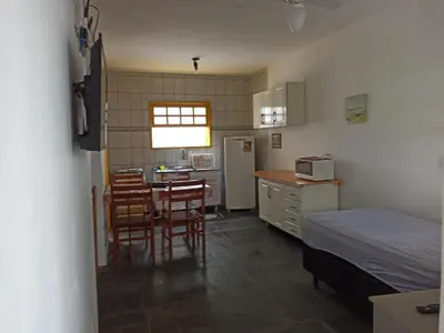 A cozinha ou kitchenette de CONDOMINIO COLONIAL APARTAMENTOS 150M DA PRAIA