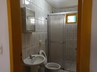 Uma casa de banho em CONDOMINIO COLONIAL APARTAMENTOS 150M DA PRAIA
