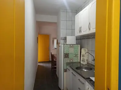 A cozinha ou kitchenette de CONDOMINIO COLONIAL APARTAMENTOS 150M DA PRAIA