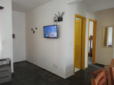 Uma televisão e/ou sistema de entretenimento em CONDOMINIO COLONIAL APARTAMENTOS 150M DA PRAIA