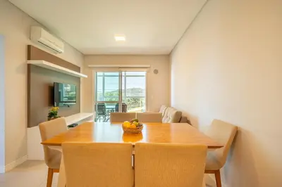 Uma televisão e/ou sistema de entretenimento em Apartamento vista para o mar com 02 dormitórios