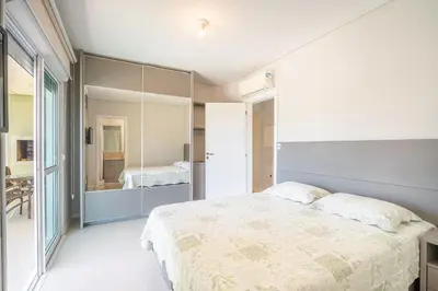 Uma cama ou camas num quarto em Apartamento vista para o mar com 02 dormitórios