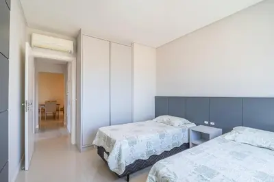 Uma cama ou camas num quarto em Apartamento vista para o mar com 02 dormitórios