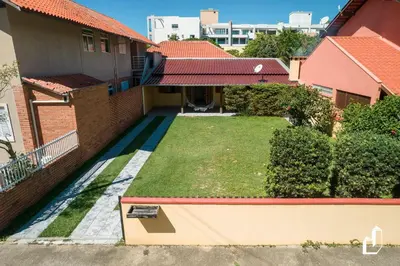 Um jardim no exterior de Casa de praia simplesmente encantadora