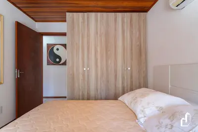 Uma cama ou camas num quarto em Casa com 03 dormitórios de casal