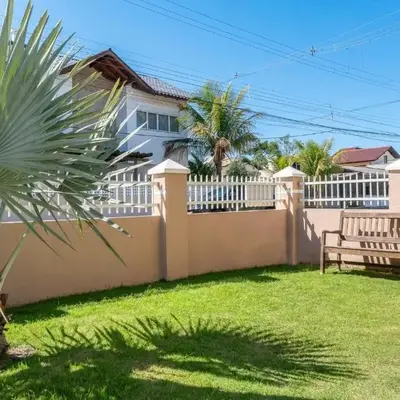 Casa com 03 dormitórios de casal