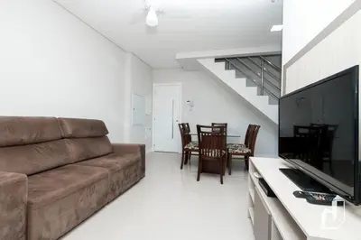 Uma televisão e/ou sistema de entretenimento em Cobertura Duplex com jacuzzi aquecida