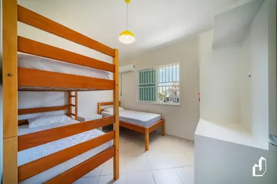 Uma cama ou camas num quarto em Casa com 03 dormitórios na quadra do mar
