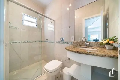Uma casa de banho em Casa com 03 dormitórios na quadra do mar