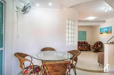 Uma área de estar em Casa com 03 dormitórios na quadra do mar