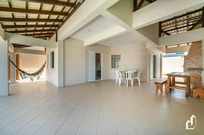 Uma área de estar em Casa com 03 dormitórios na quadra do mar