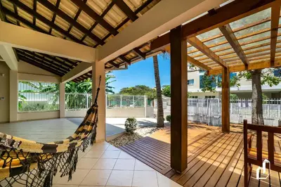 Uma varanda ou terraço em Casa com 03 dormitórios na quadra do mar