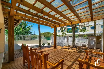 Uma varanda ou terraço em Casa com 03 dormitórios na quadra do mar
