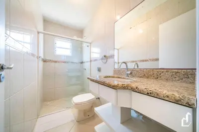 Uma casa de banho em Casa com 03 dormitórios na quadra do mar