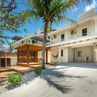 Casa com 03 dormitórios na quadra do mar
