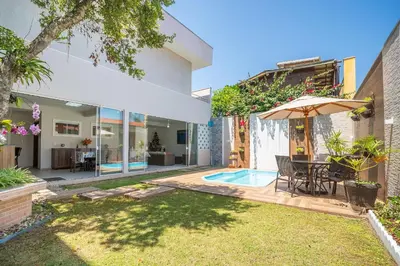 A piscina em ou perto de Casa com piscina e área de lazer com 08 dormitórios